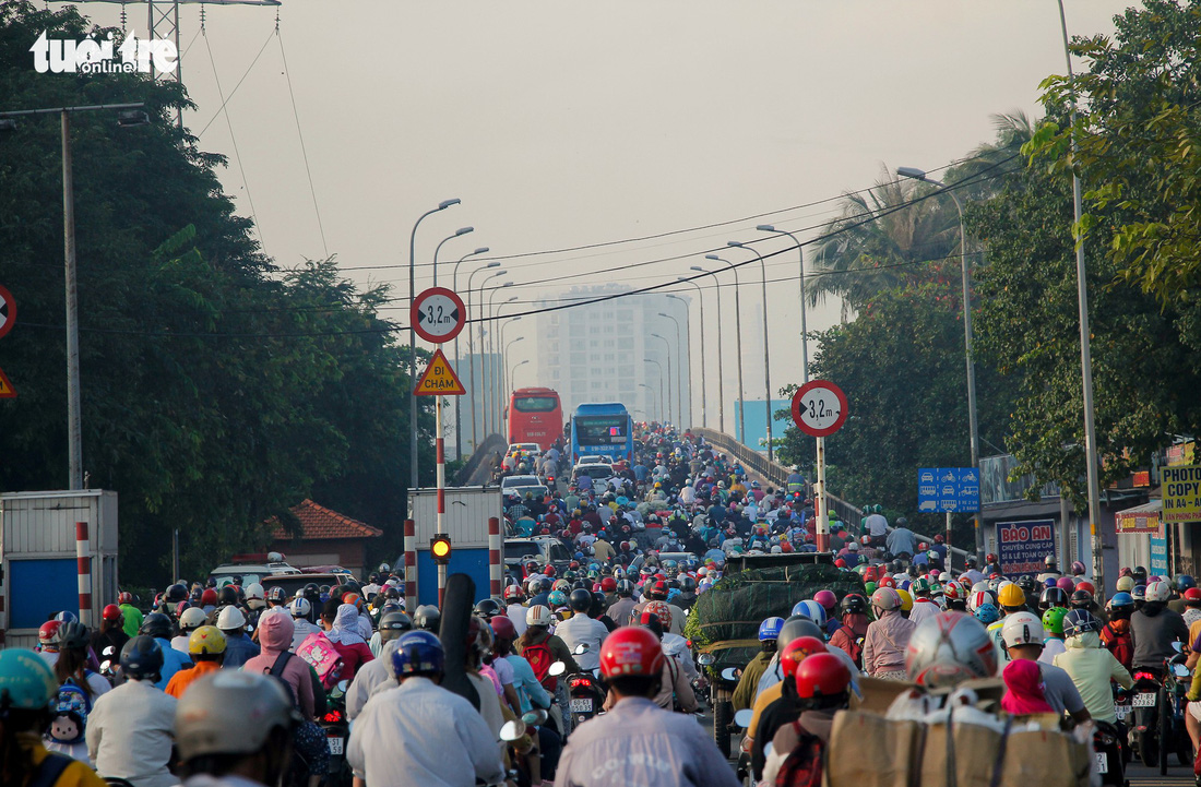 Giao thông khu Hàng Xanh, Nguyễn Hữu Cảnh vỡ trận ngay ngày đầu tuần - Ảnh 5.