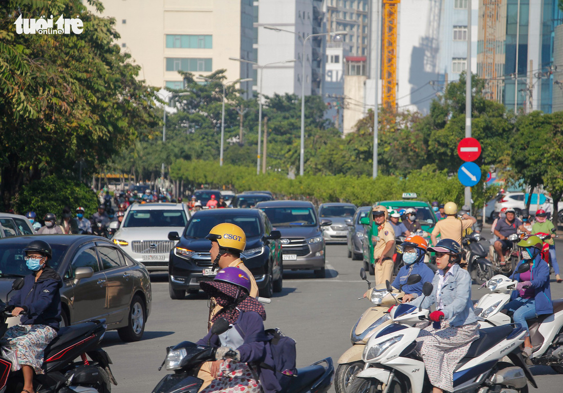 Giao thông khu Hàng Xanh, Nguyễn Hữu Cảnh vỡ trận ngay ngày đầu tuần - Ảnh 7.