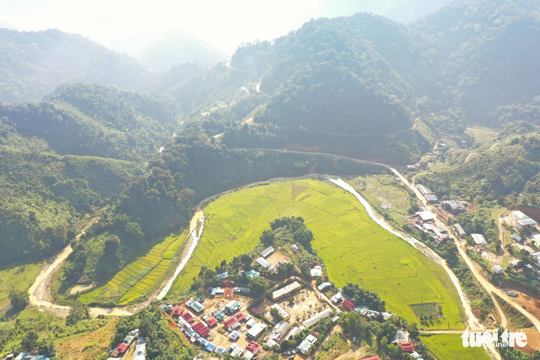 Ruộng bậc thang Chuôr ôm ấp bản làng giữa đại ngàn Trường Sơn - Ảnh 1.