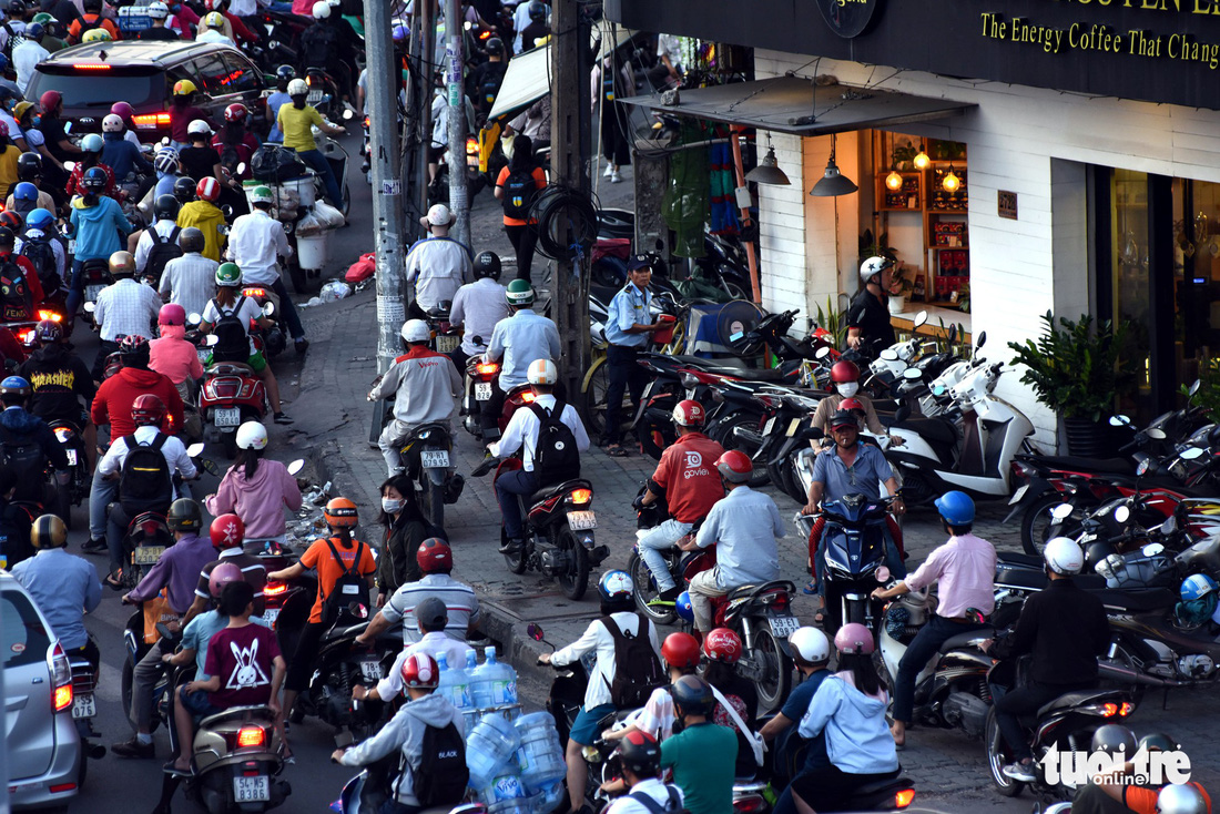 Kẹt xe bủa vây, giao thông hỗn loạn từ trung tâm về khu Đông - Ảnh 3.