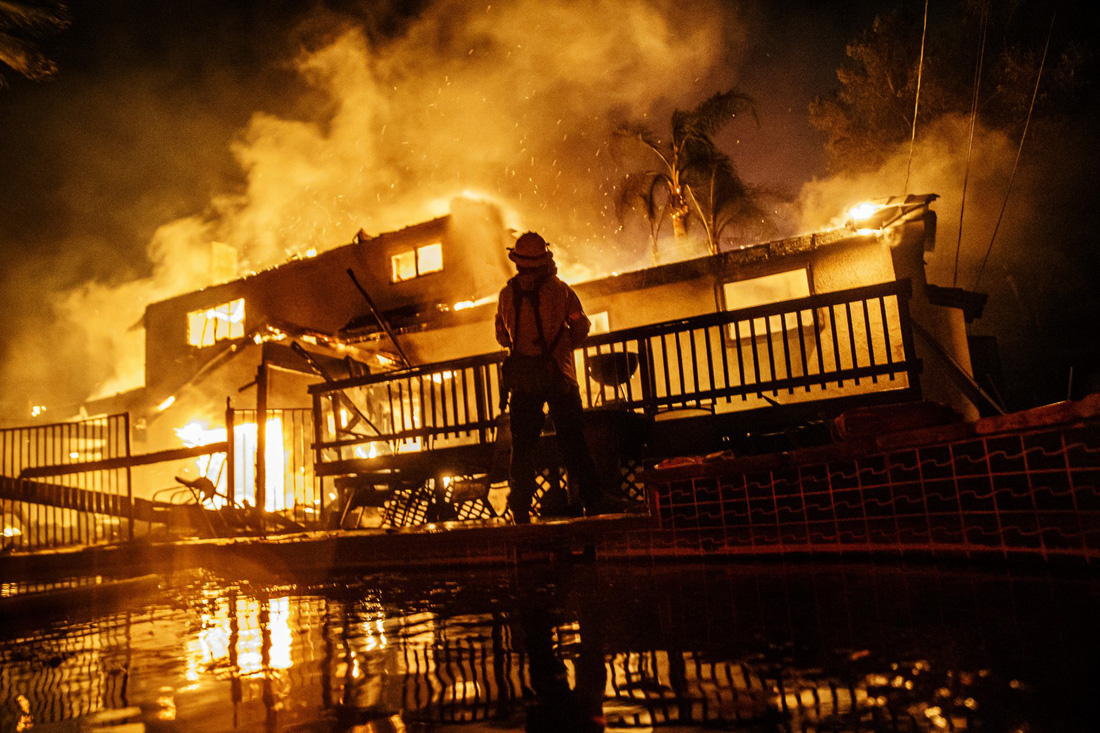 Cháy rừng lan từ bắc sang nam California, nhiều khu phố như bó đuốc - Ảnh 3.