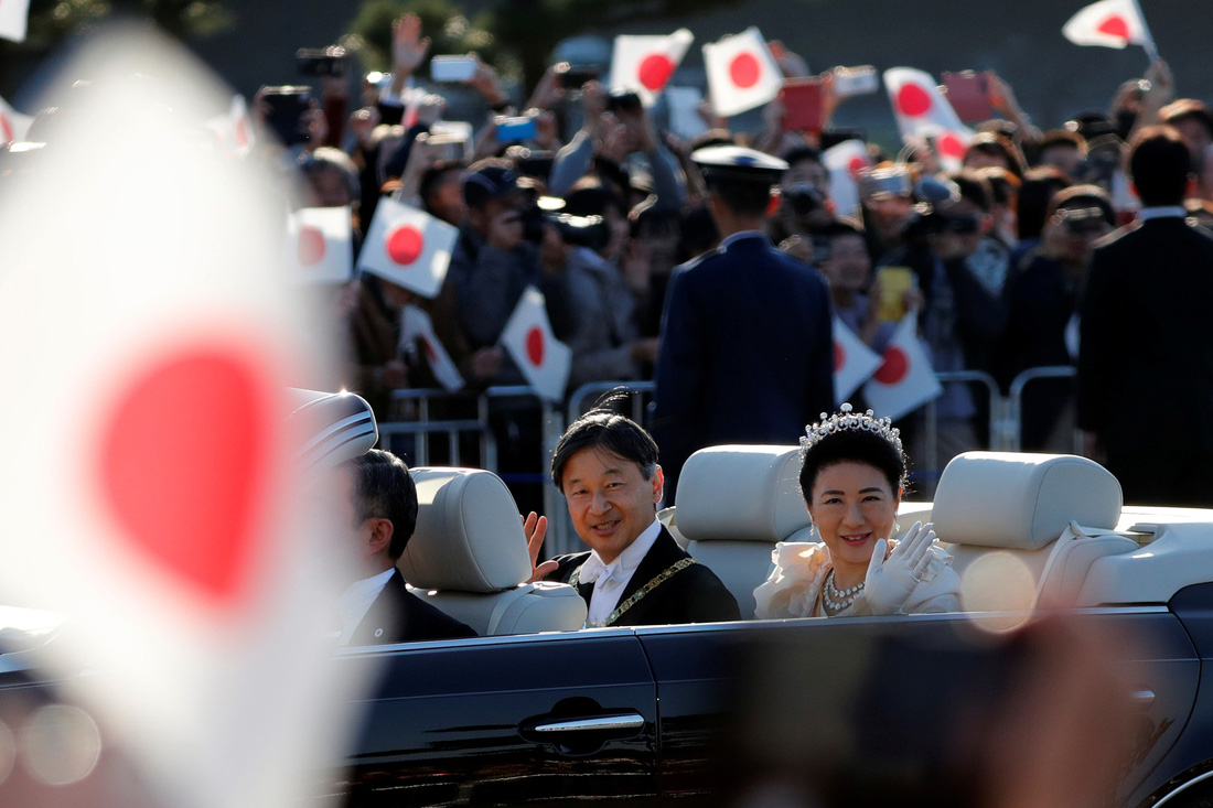 Hàng chục ngàn người chào đón đoàn diễu hành của Nhật hoàng - Ảnh 4.