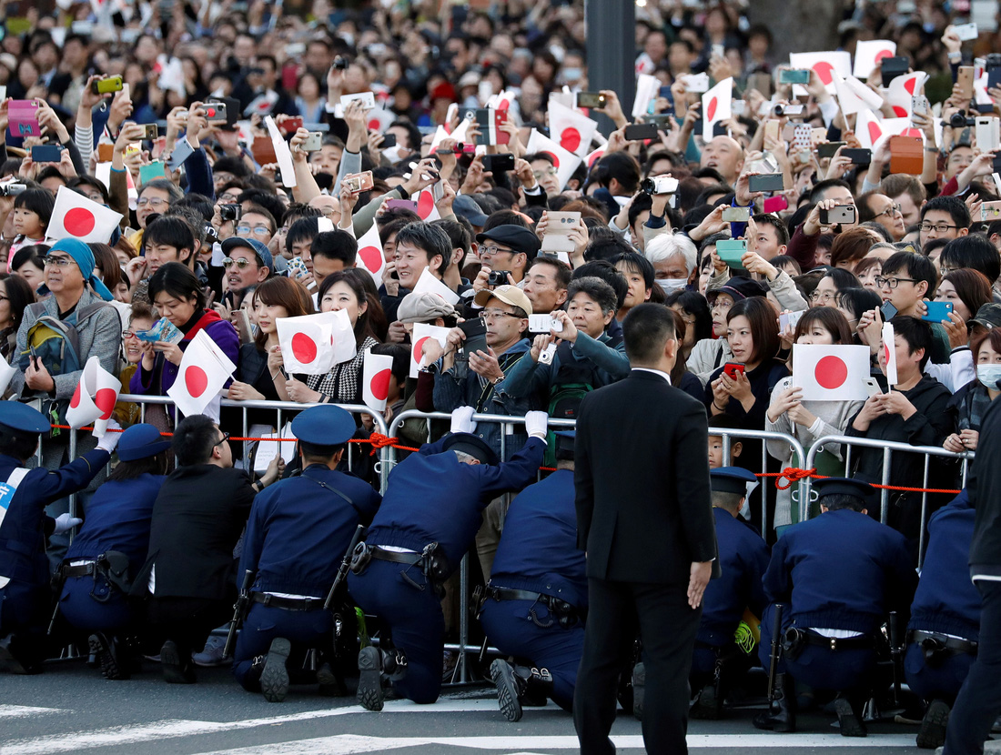 Hàng chục ngàn người chào đón đoàn diễu hành của Nhật hoàng - Ảnh 5.