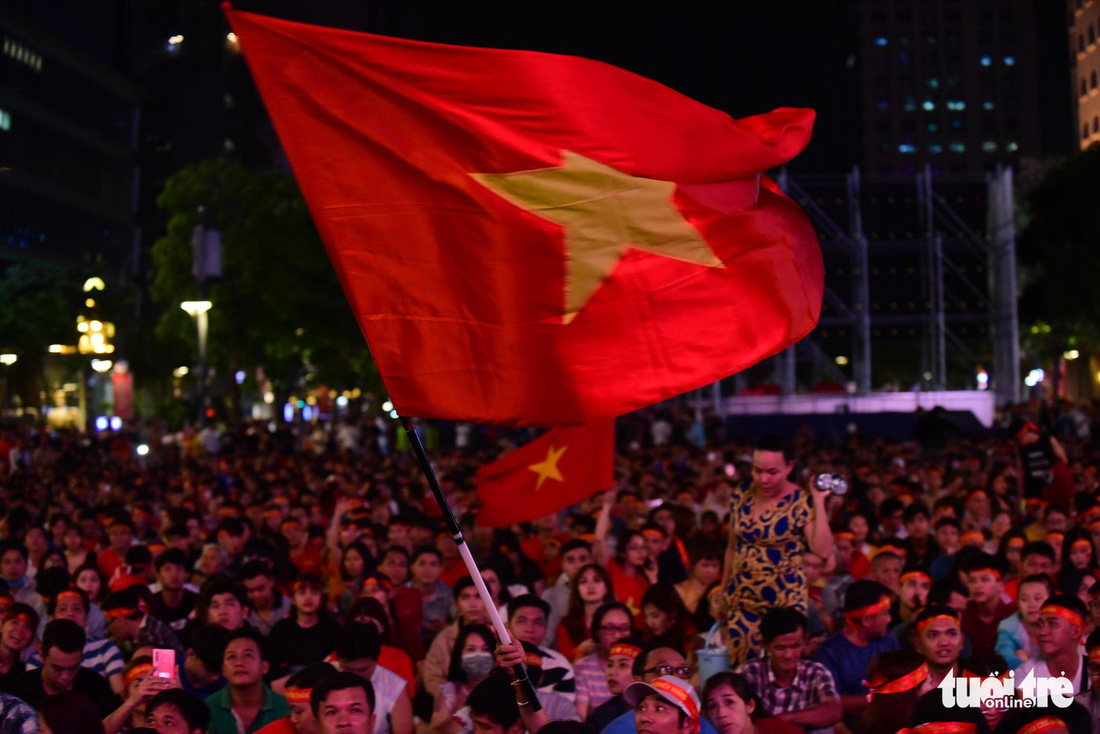 Phố đi bộ Nguyễn Huệ ngập tràn cờ, kèn cổ vũ tuyển Việt Nam - Ảnh 2.
