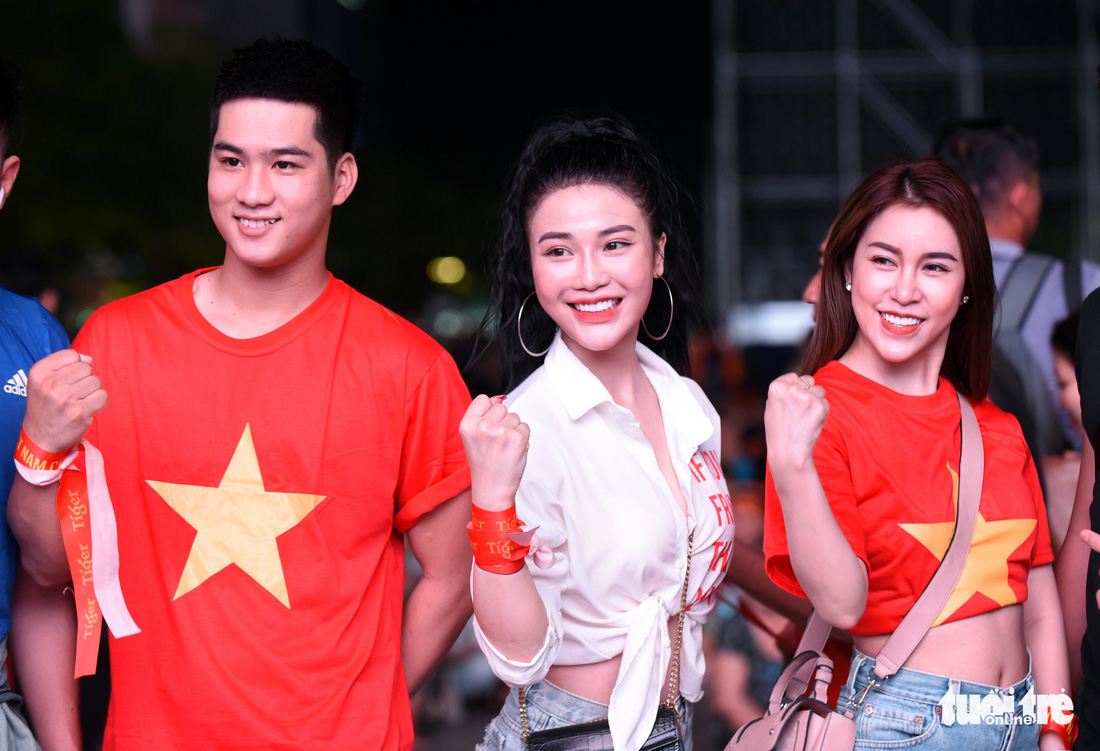Phố đi bộ Nguyễn Huệ ngập tràn cờ, kèn cổ vũ tuyển Việt Nam - Ảnh 6.