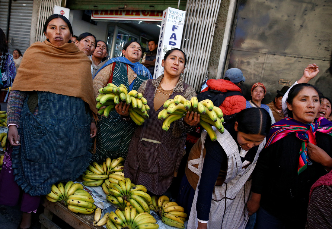 Bolivia bắt đầu thiếu thốn thực phẩm, xăng dầu - Ảnh 7.