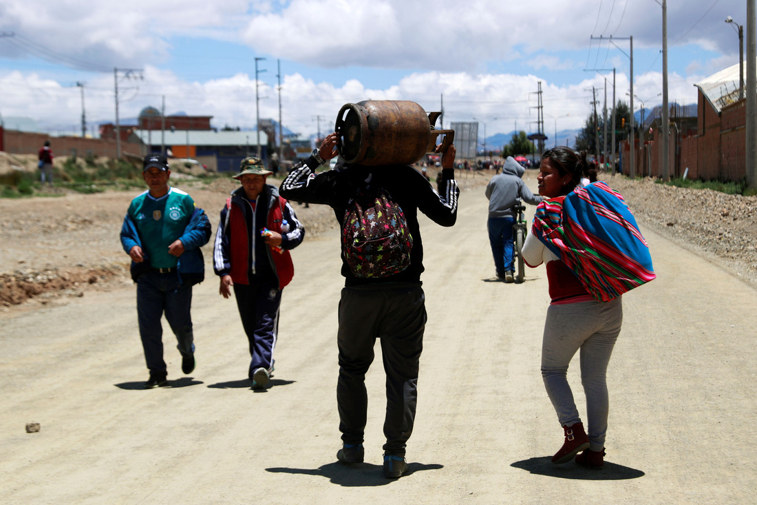 Bolivia bắt đầu thiếu thốn thực phẩm, xăng dầu - Ảnh 8.