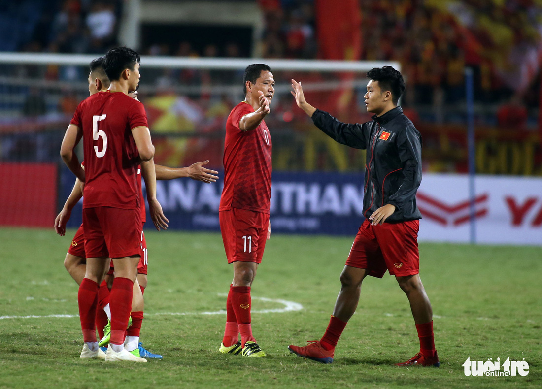 Anh Đức chia tay ông Park và đồng đội ngay trên sân cỏ sau trận hòa Thái Lan - Ảnh 3.