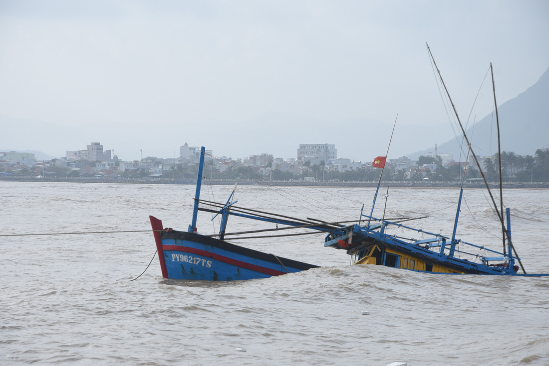 Hàng trăm người giải cứu tàu cá xa bờ mắc cạn suýt chìm - Ảnh 4.