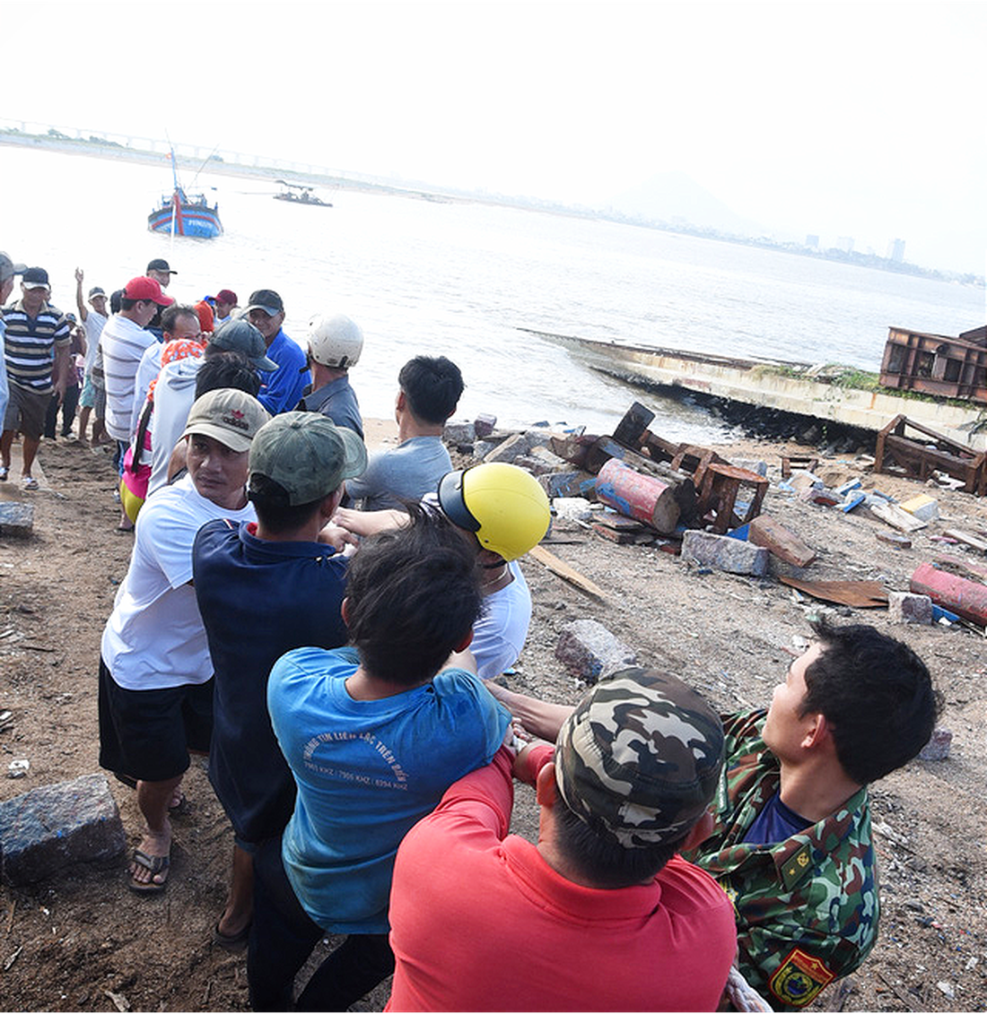 Hàng trăm người giải cứu tàu cá xa bờ mắc cạn suýt chìm - Ảnh 1.