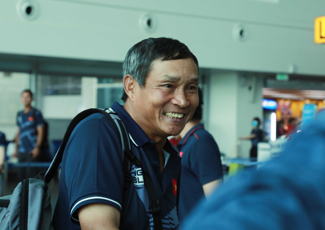 Tuyển nữ và U22 Việt Nam tươi cười lên đường dự SEA Games - Ảnh 3.