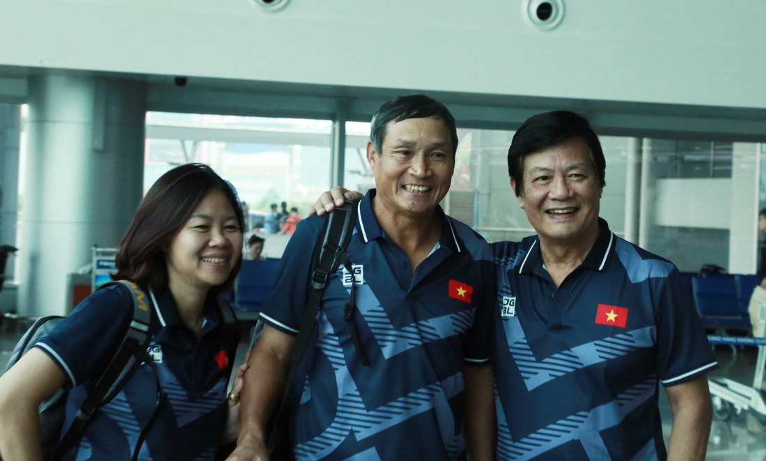 Tuyển nữ và U22 Việt Nam tươi cười lên đường dự SEA Games - Ảnh 4.
