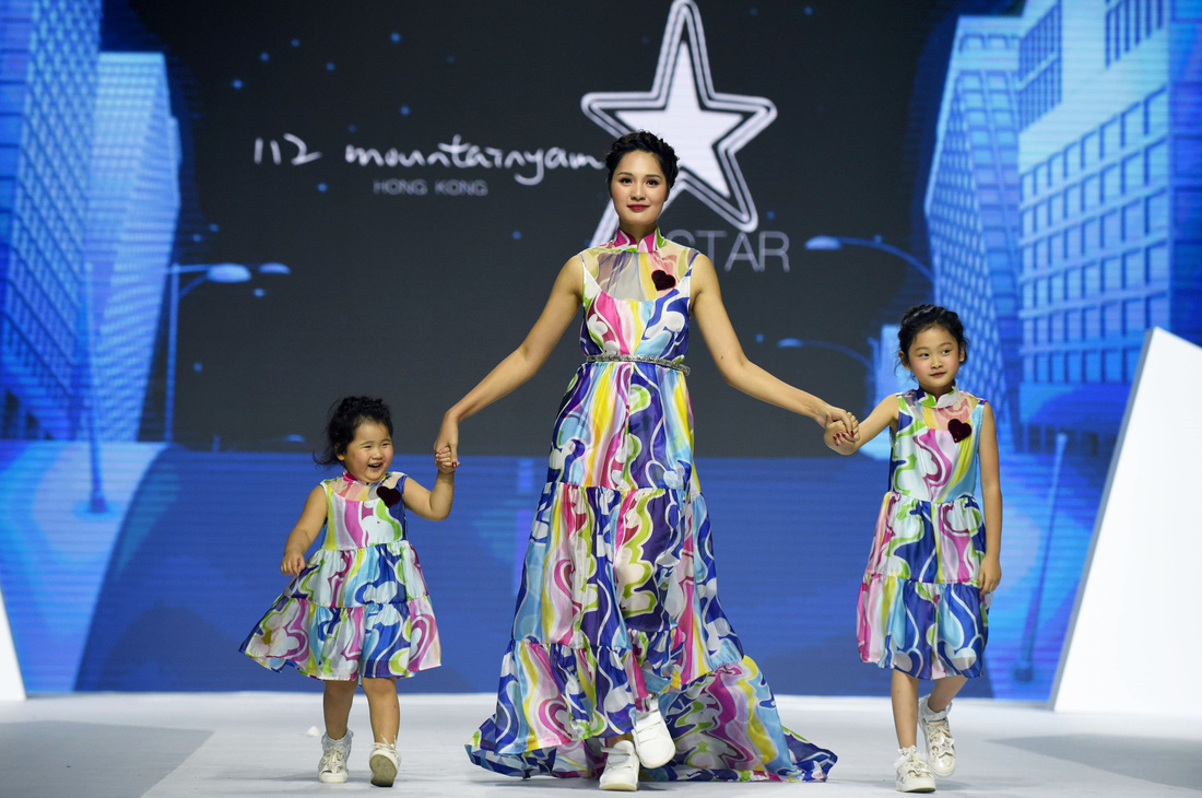 Ba mẹ con Hương Giang  cùng Tiểu Vy, HHen Niê diễn thời trang nhí - Ảnh 2.
