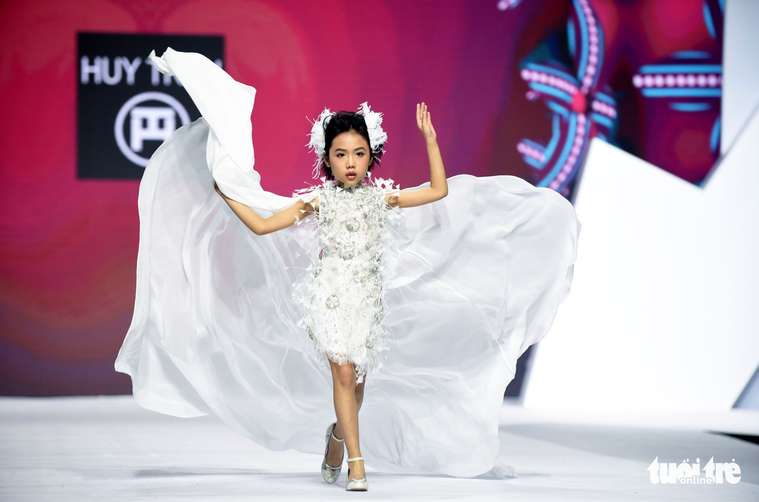 Ba mẹ con Hương Giang  cùng Tiểu Vy, HHen Niê diễn thời trang nhí - Ảnh 9.