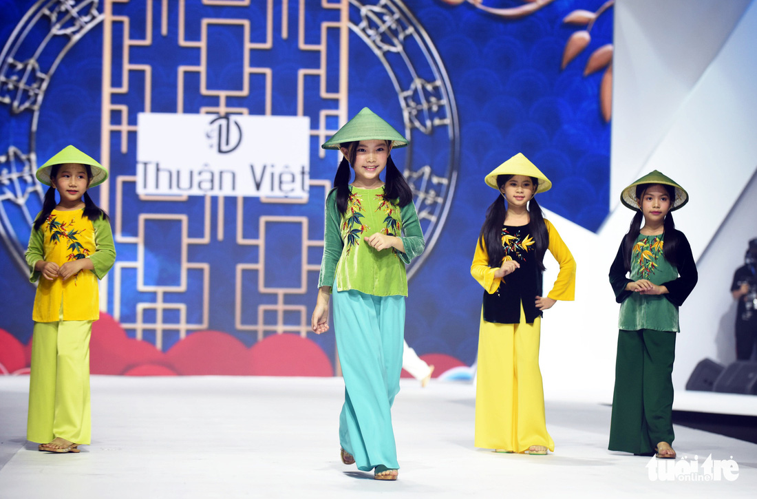 Ba mẹ con Hương Giang  cùng Tiểu Vy, HHen Niê diễn thời trang nhí - Ảnh 4.