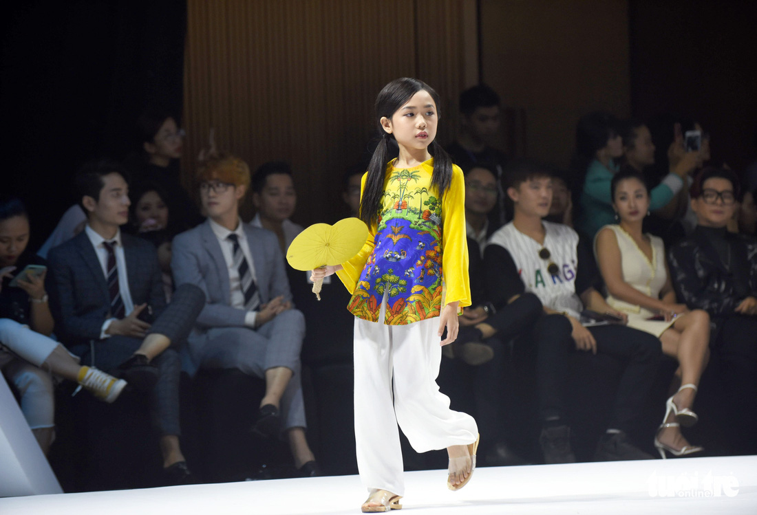Ba mẹ con Hương Giang  cùng Tiểu Vy, HHen Niê diễn thời trang nhí - Ảnh 5.