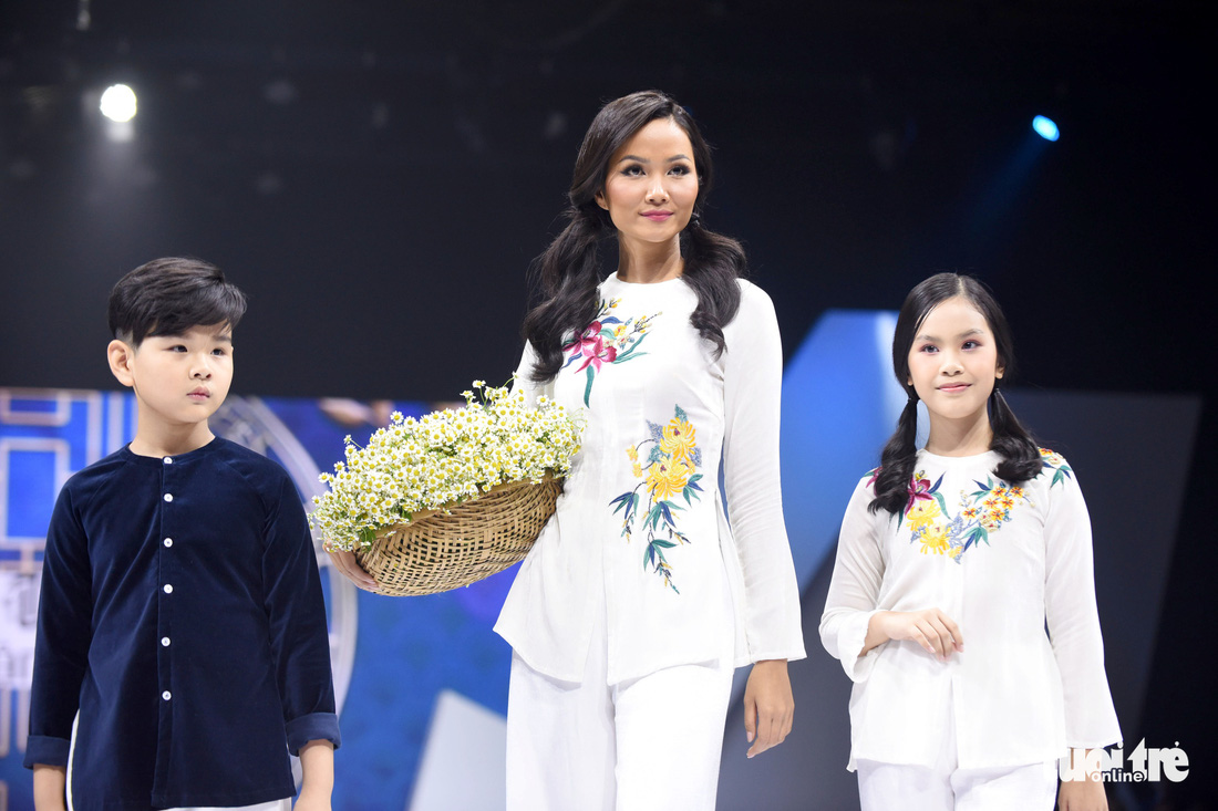 Ba mẹ con Hương Giang  cùng Tiểu Vy, HHen Niê diễn thời trang nhí - Ảnh 1.