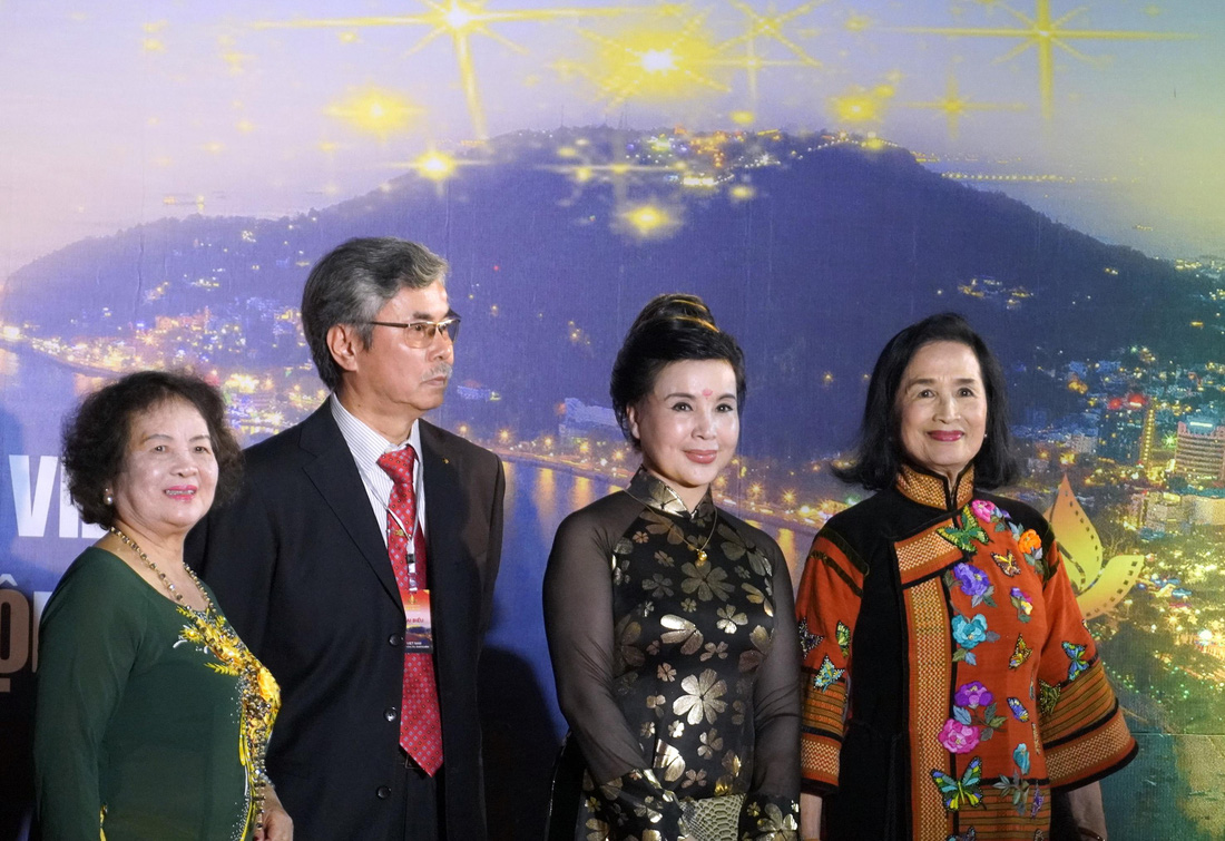 Nhiều nghệ sĩ trẻ dự khai mạc Liên hoan phim Việt Nam 2019 - Ảnh 10.