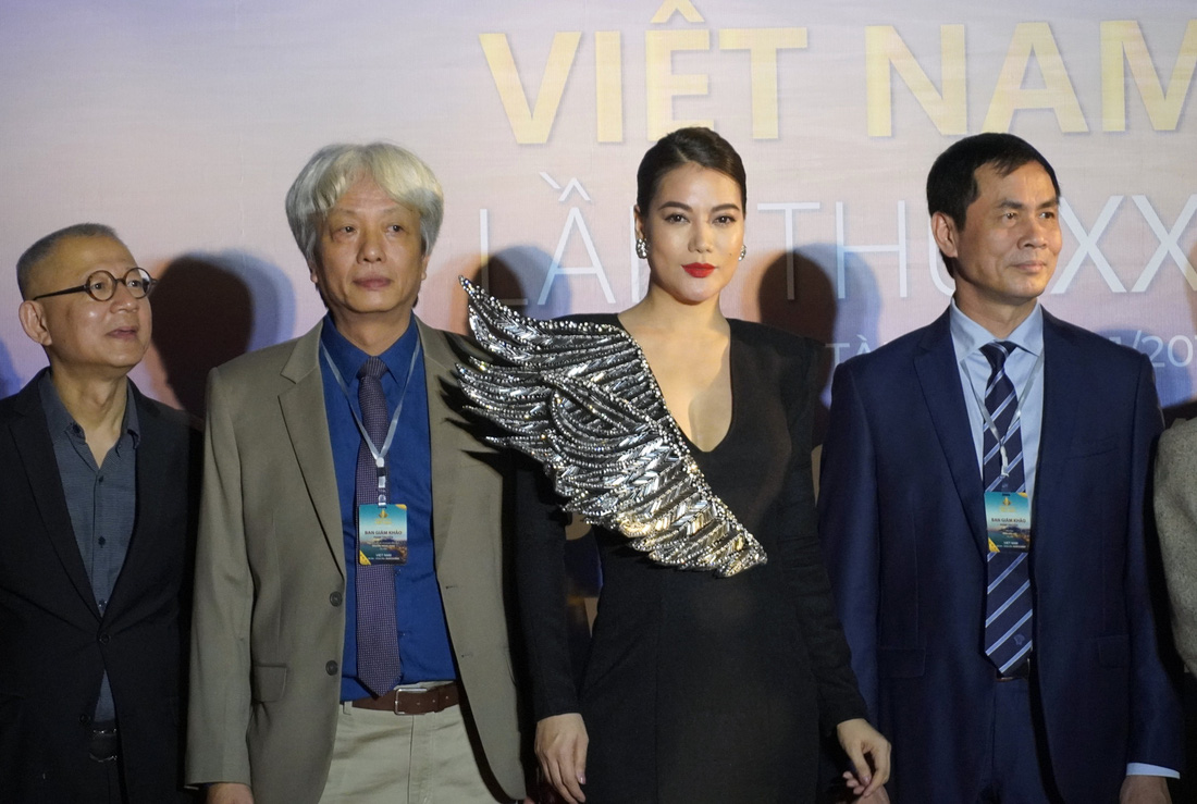 Nhiều nghệ sĩ trẻ dự khai mạc Liên hoan phim Việt Nam 2019 - Ảnh 1.