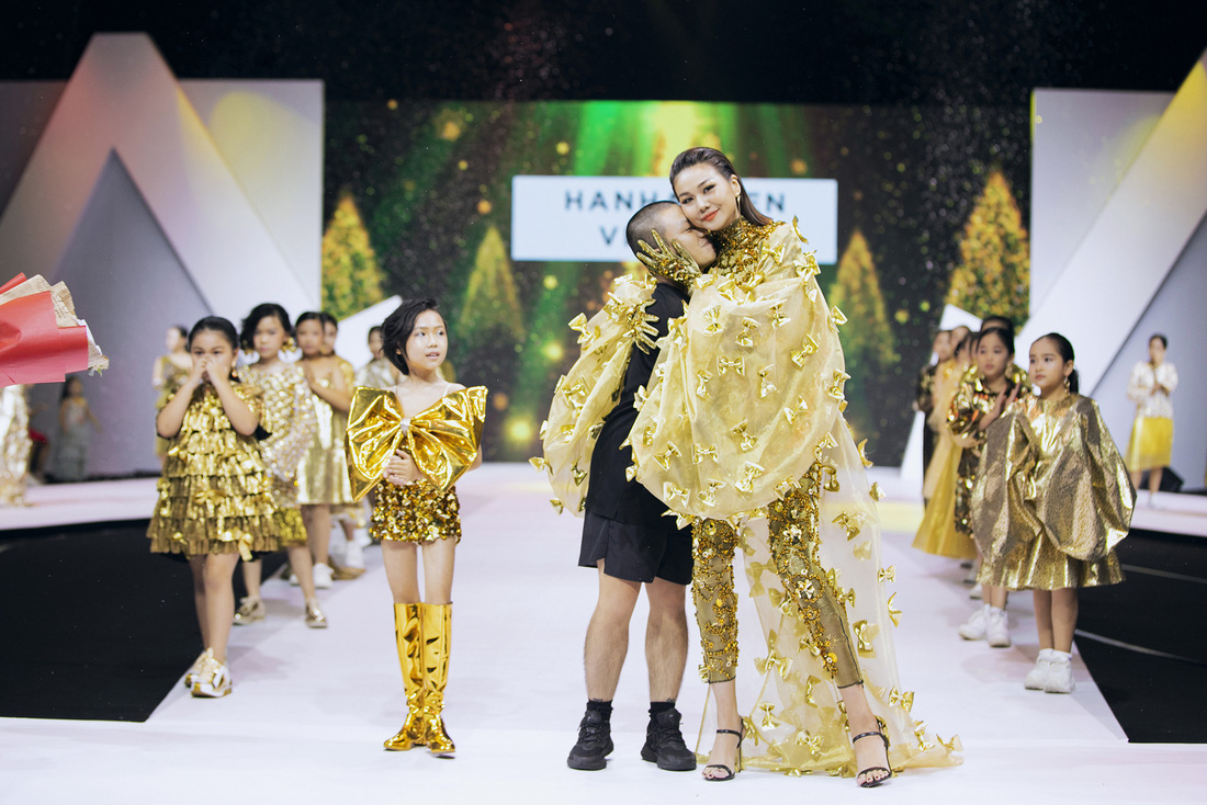 Hoa hậu Mỹ Linh mặc áo dài Ngọc Hân tại Tuần lễ thời trang thiếu nhi châu Á - Ảnh 8.
