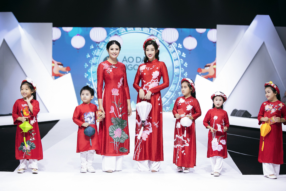 Hoa hậu Mỹ Linh mặc áo dài Ngọc Hân tại Tuần lễ thời trang thiếu nhi châu Á - Ảnh 1.