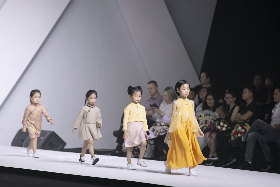 Hoa hậu Mỹ Linh mặc áo dài Ngọc Hân tại Tuần lễ thời trang thiếu nhi châu Á - Ảnh 2.
