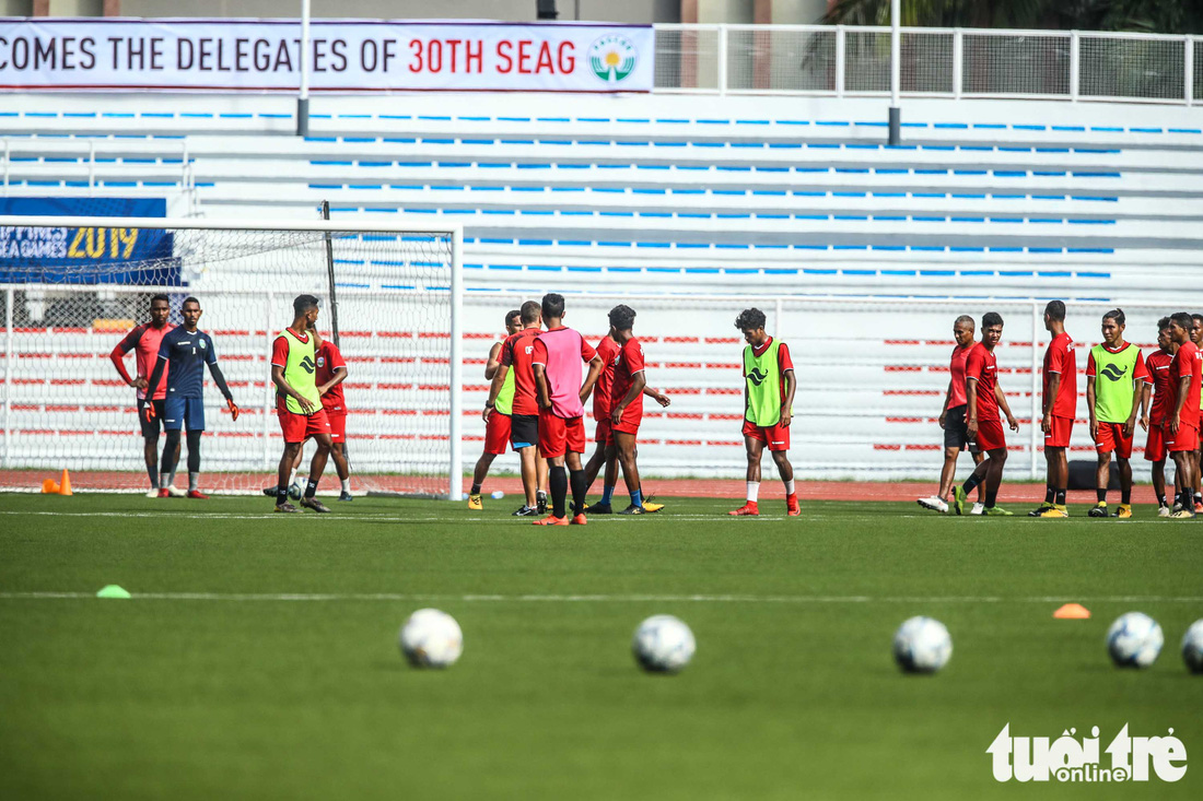 U22 Việt Nam khởi động ở sân bêtông vì Timor-Leste tập quá giờ - Ảnh 4.