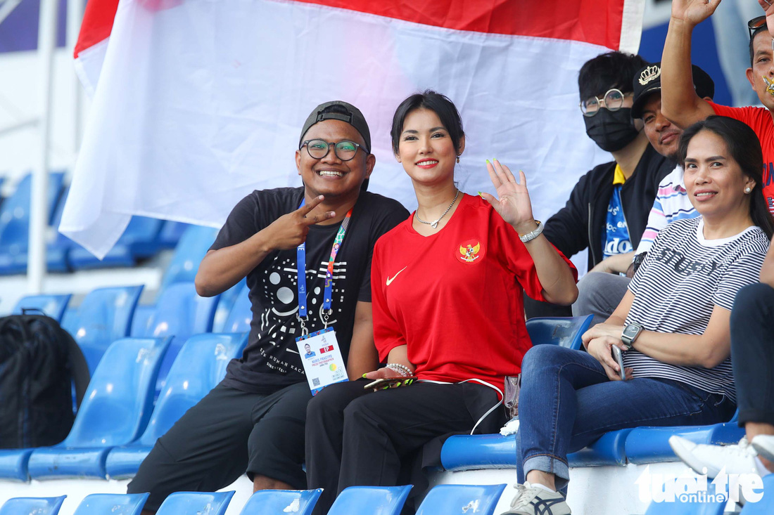 Maria Ozawa nóng bỏng trên khán đài trận đấu Thái Lan - Indonesia - Ảnh 3.