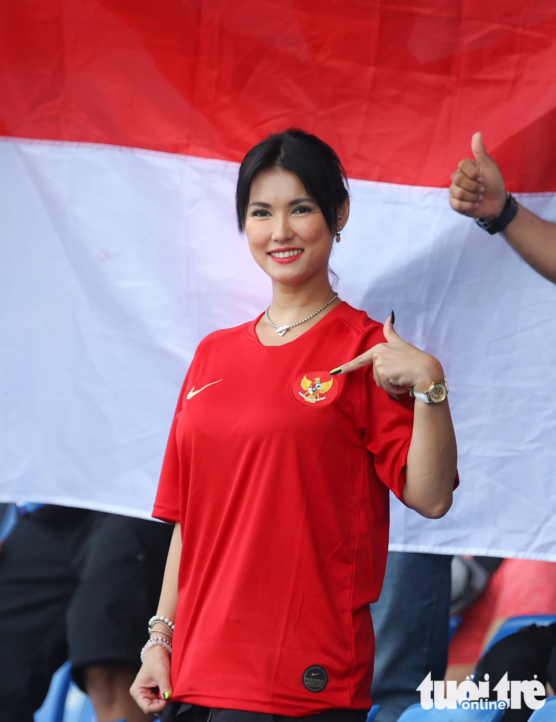 Maria Ozawa nóng bỏng trên khán đài trận đấu Thái Lan - Indonesia - Ảnh 2.