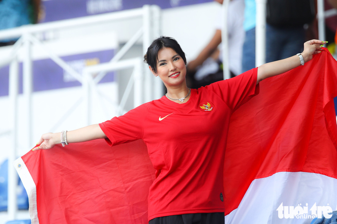 Maria Ozawa nóng bỏng trên khán đài trận đấu Thái Lan - Indonesia - Ảnh 6.