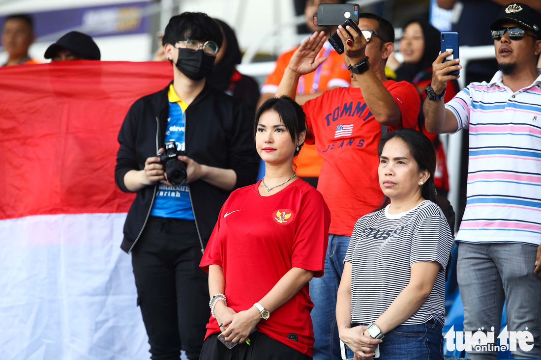 Maria Ozawa nóng bỏng trên khán đài trận đấu Thái Lan - Indonesia - Ảnh 5.