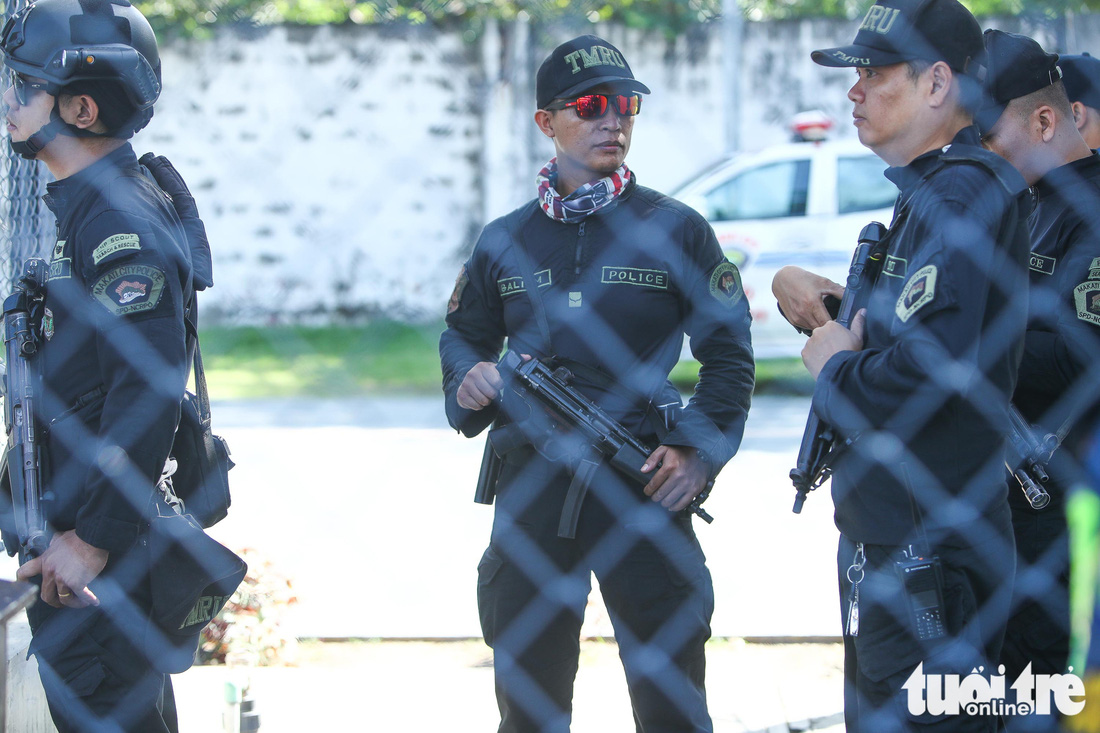 Cảnh sát đặc nhiệm Philippines cầm súng bảo vệ buổi tập của U22 Việt Nam - Ảnh 3.