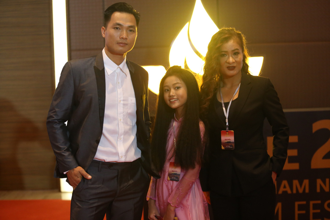 Ngô Thanh Vân, Liên Bỉnh Phát cùng dàn sao trên thảm đỏ Liên hoan phim Việt Nam - Ảnh 5.