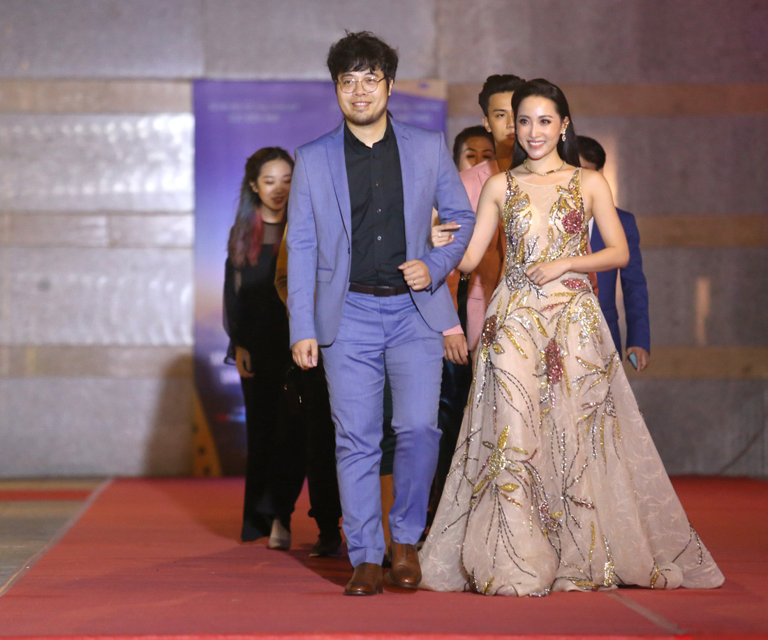 Ngô Thanh Vân, Liên Bỉnh Phát cùng dàn sao trên thảm đỏ Liên hoan phim Việt Nam - Ảnh 6.