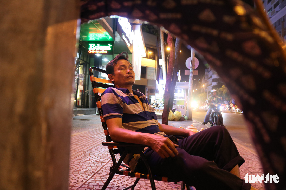 Sài Gòn dễ thương: Có tiền cũng vá, không tiền cũng vá xe - Ảnh 6.