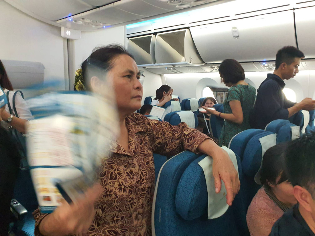 Hành khách Vietnam Airlines bị giữ trên máy bay hơn 1 tiếng - Ảnh 1.