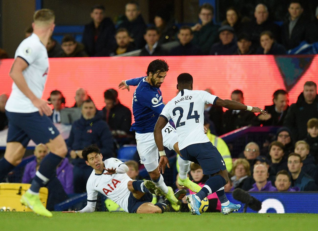 Son Heung Min khóc nức nở sau cú vào bóng khiến cầu thủ Everton gãy chân - Ảnh 3.