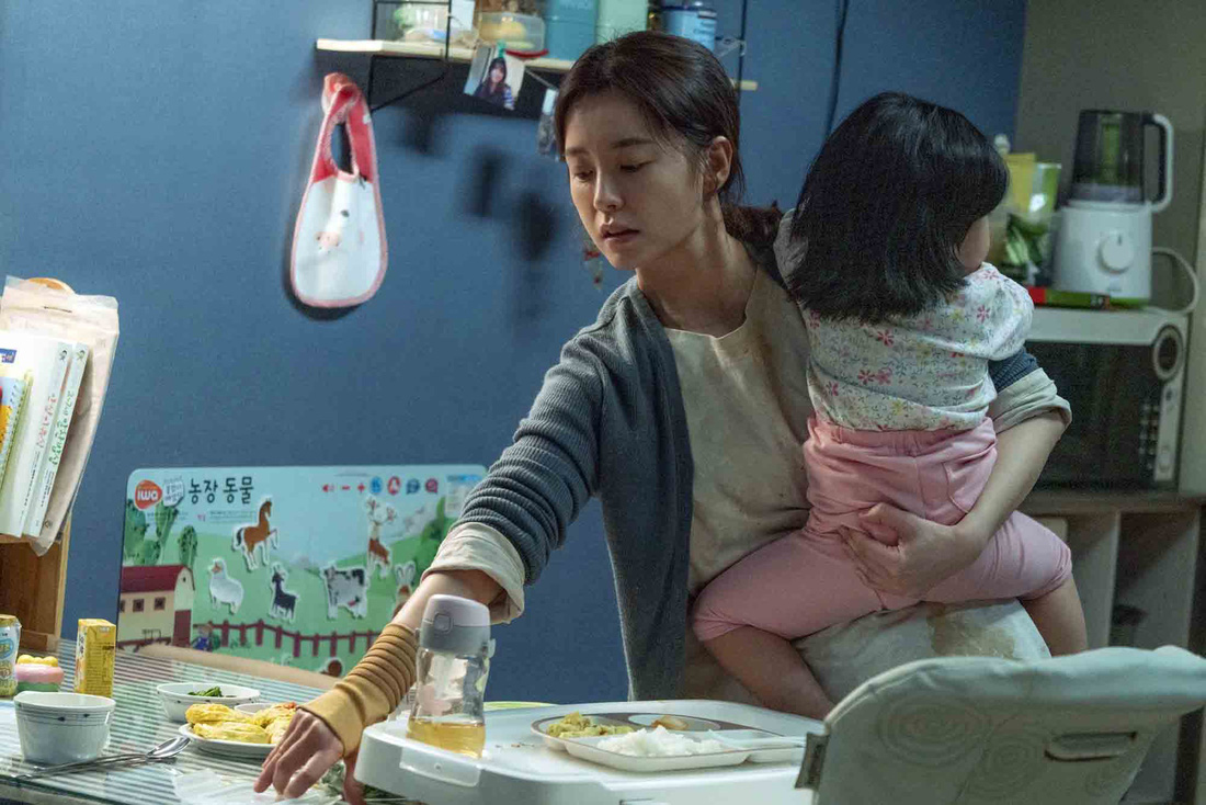 Kim Ji Young dậy sóng xã hội: Người phụ nữ trầm cảm sau sinh - Ảnh 1.