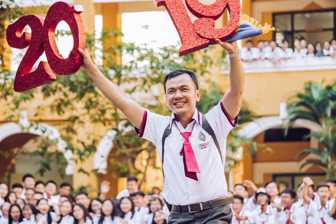 Thầy đeo kính râm, cô buộc tóc chùm nhảy flashmob khiến cả trường rần rần - Ảnh 11.