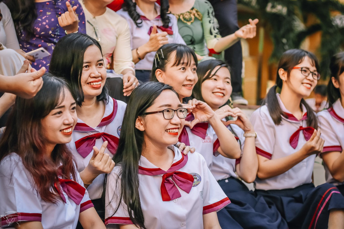 Thầy đeo kính râm, cô buộc tóc chùm nhảy flashmob khiến cả trường rần rần - Ảnh 13.