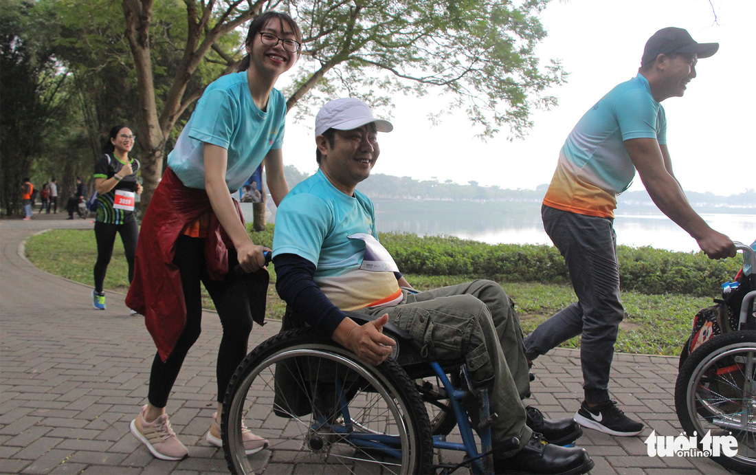 Ghép đôi chạy bộ với người khuyết tật để cùng về đích - Ảnh 5.
