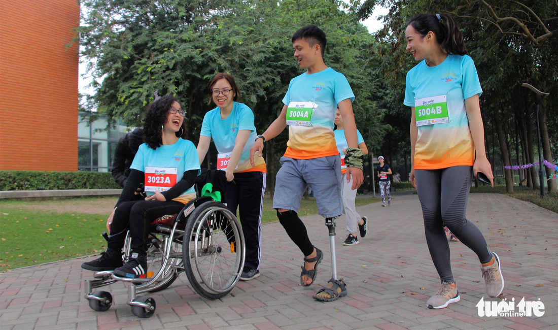 Ghép đôi chạy bộ với người khuyết tật để cùng về đích - Ảnh 1.