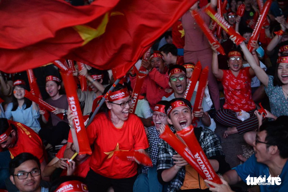 Hàng ngàn CĐV phố đi bộ Nguyễn Huệ: vui nổ trời với bàn thắng của Văn Hậu - Ảnh 2.
