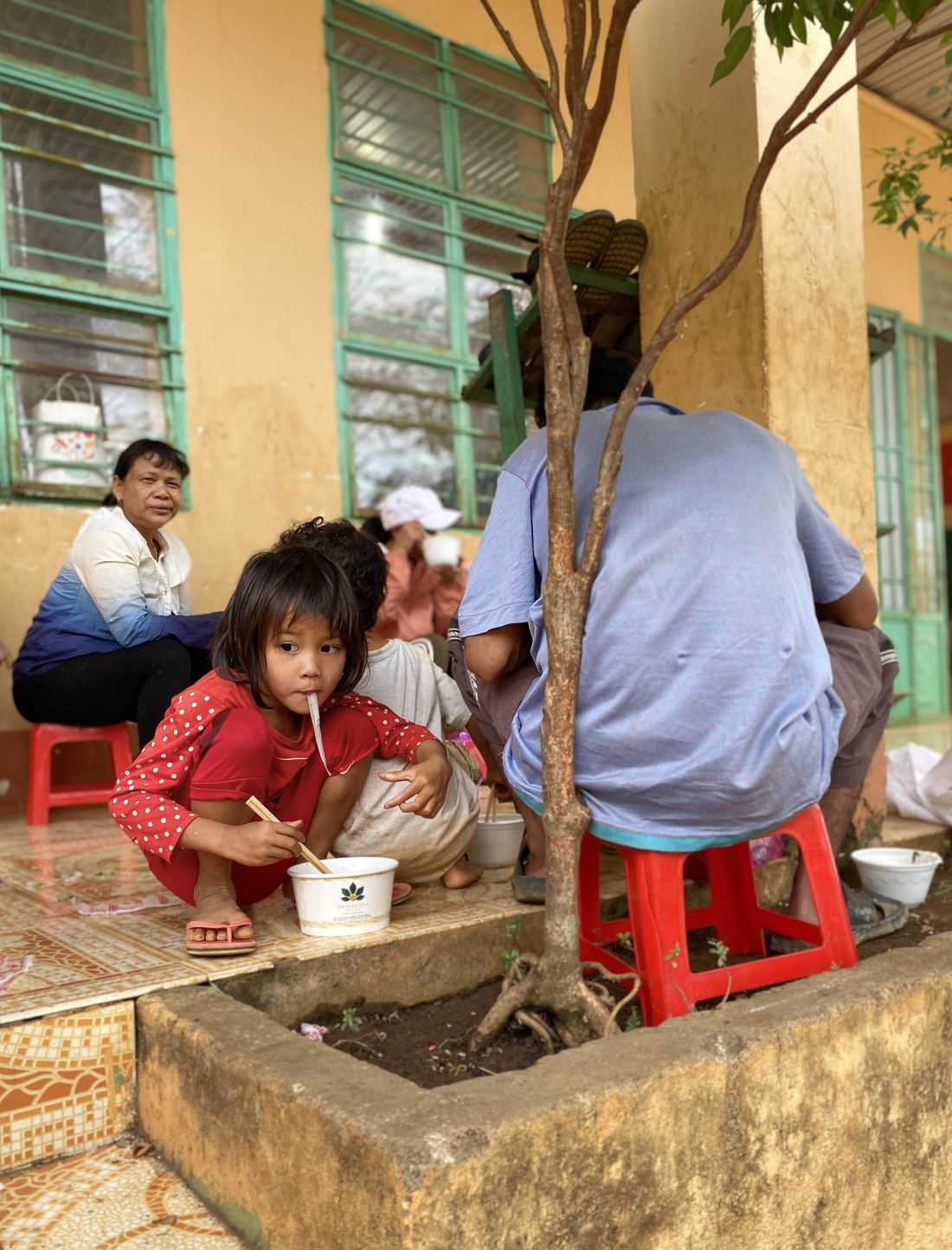 Cô giáo hỏi ai chưa từng ăn phở, tất cả các con đều giơ tay - Ảnh 6.