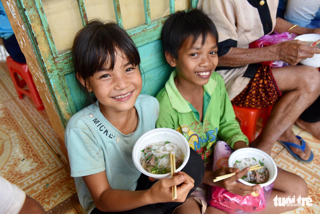 Cô giáo hỏi ai chưa từng ăn phở, tất cả các con đều giơ tay - Ảnh 3.