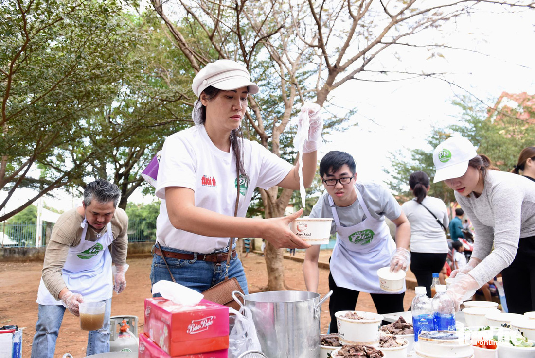 Cô giáo hỏi ai chưa từng ăn phở, tất cả các con đều giơ tay - Ảnh 11.