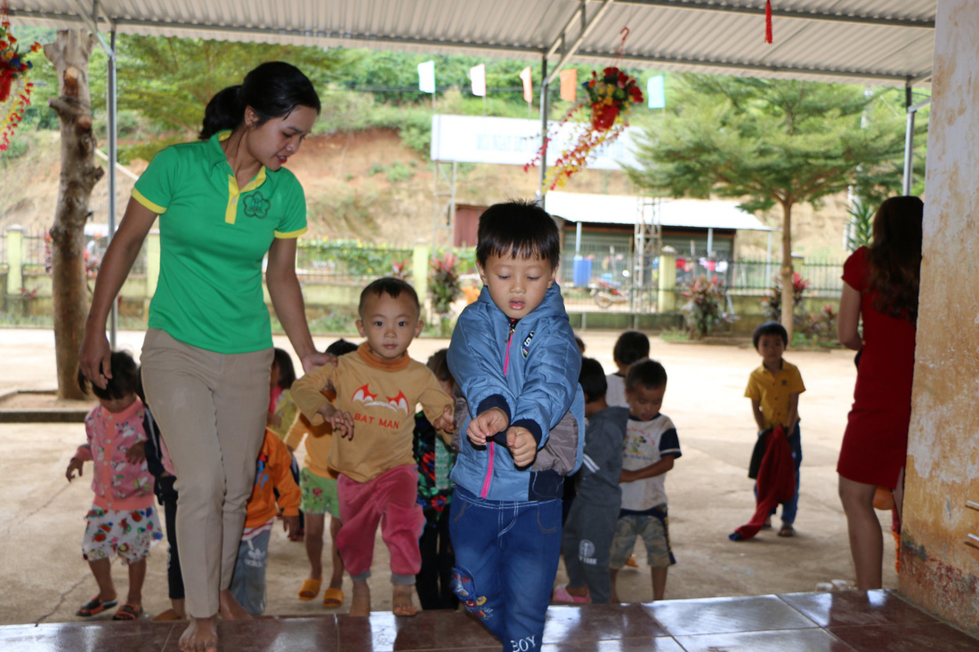 Sợ trò mất lớp đi lang thang, 8 cô giáo tình nguyện xin dạy không lương - Ảnh 2.