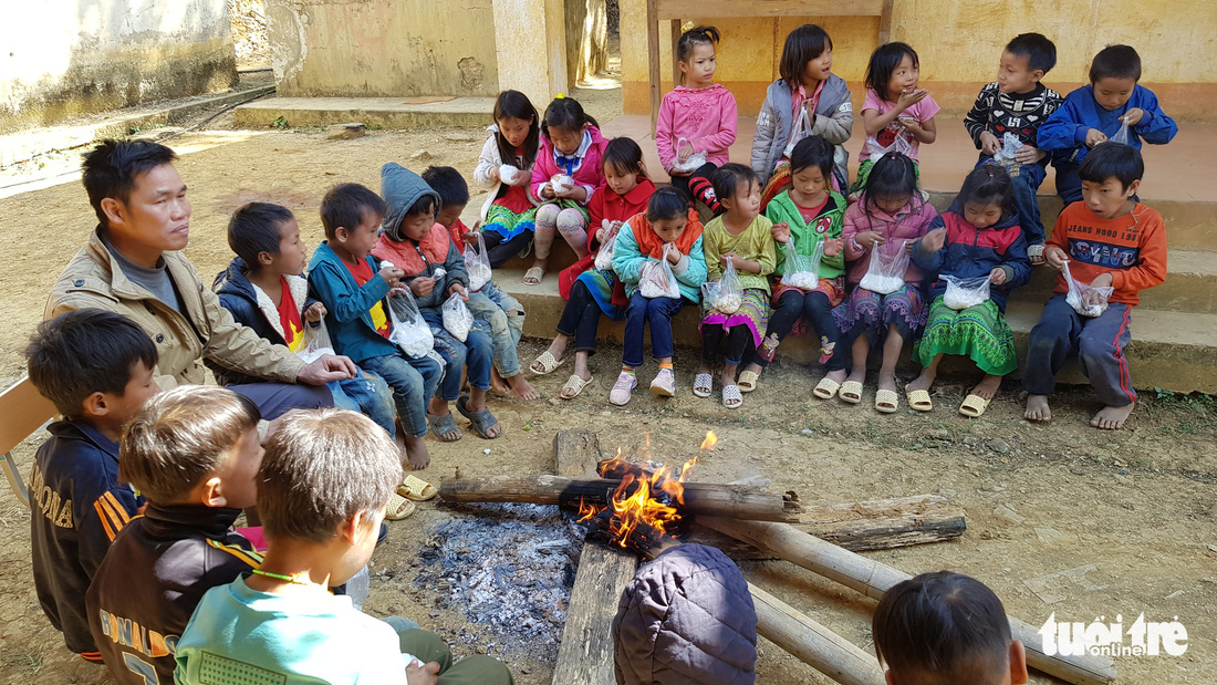 Hình ảnh xúc động: Thầy cô đốt củi sưởi ấm cho trò ở Sơn La - Ảnh 1.