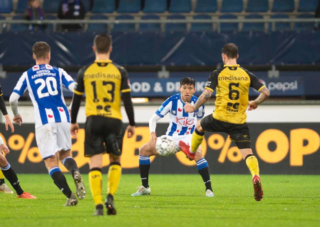 Văn Hậu hòa niềm vui cùng CĐV Hà Lan sau chiến thắng của Heerenveen - Ảnh 1.