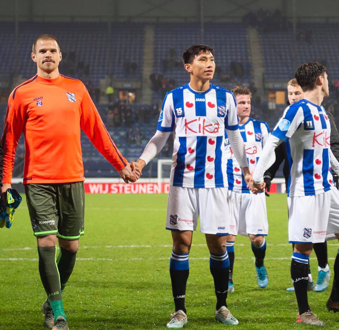 Văn Hậu hòa niềm vui cùng CĐV Hà Lan sau chiến thắng của Heerenveen - Ảnh 3.